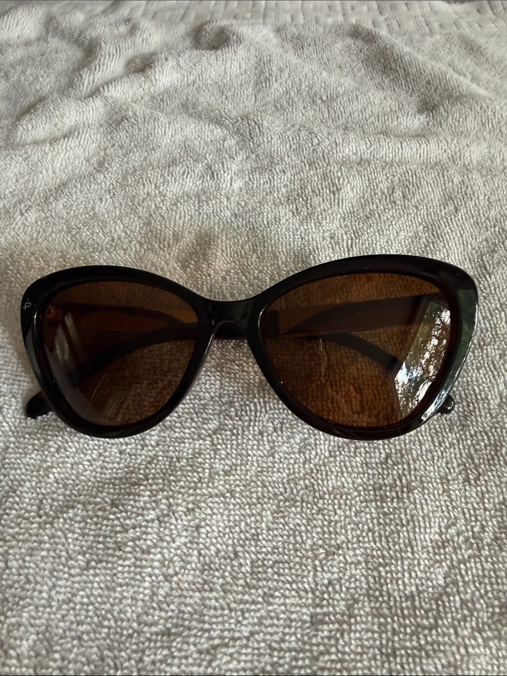 Prive Revaux brown cat eye sunglasses withe case